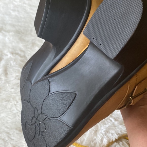 Women’s Sz 10W Brown leather buckle comfortable business casual booties - Picture 6 of 10